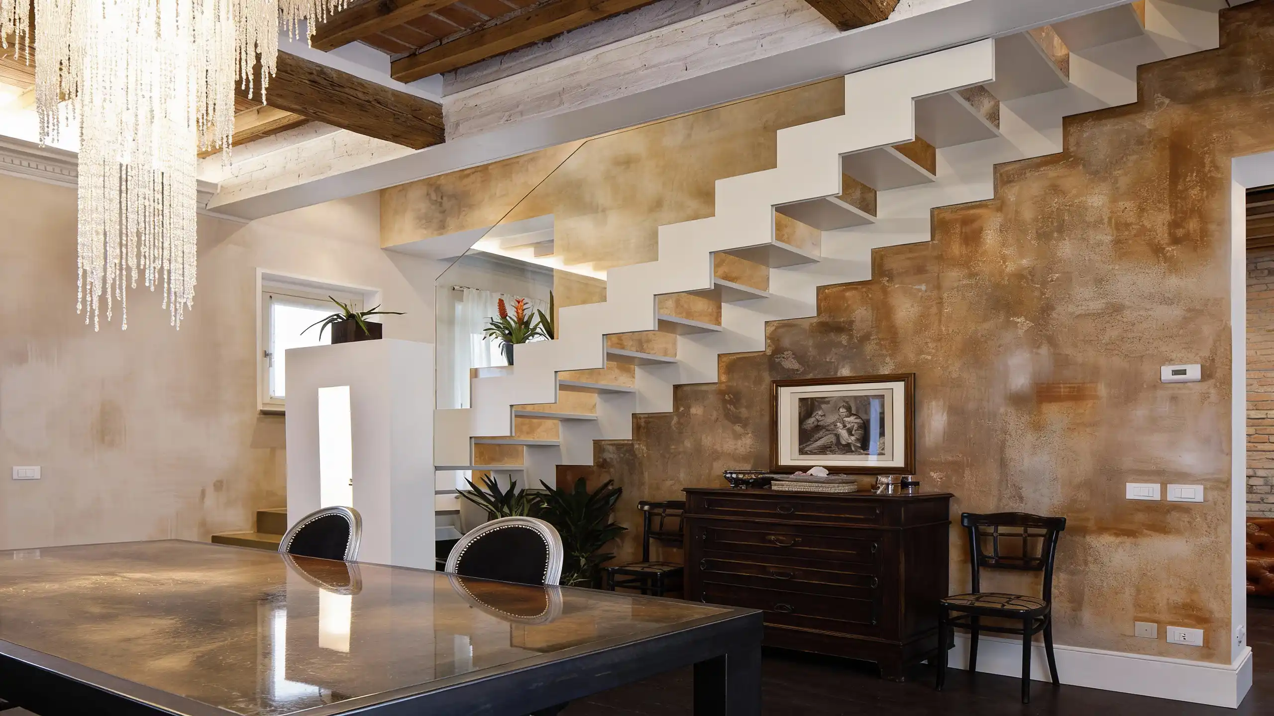 Interior de vivienda con paredes y escalera revestidas en microcemento decorativo por empresa especializada