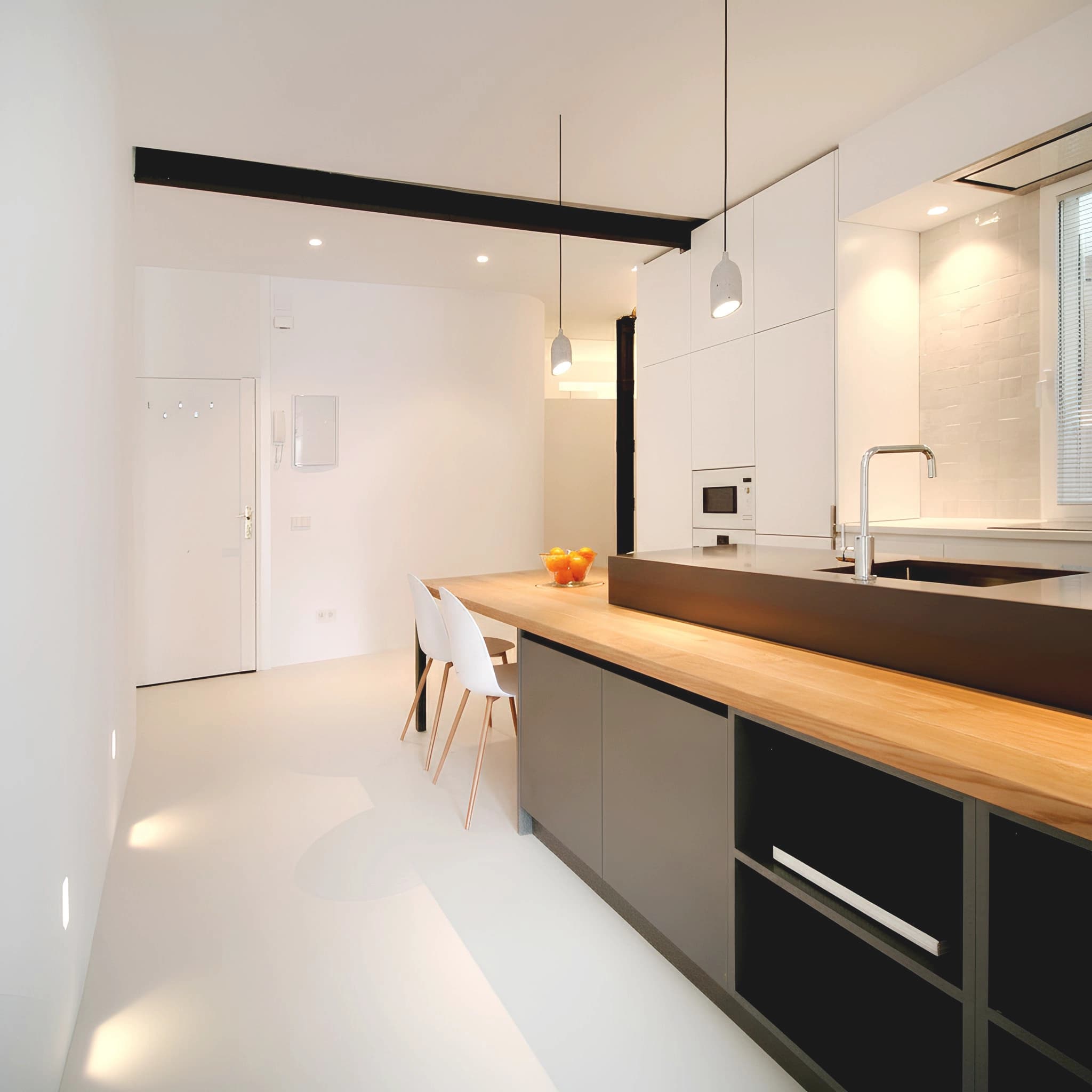 Cocina con pavimento de microcemento